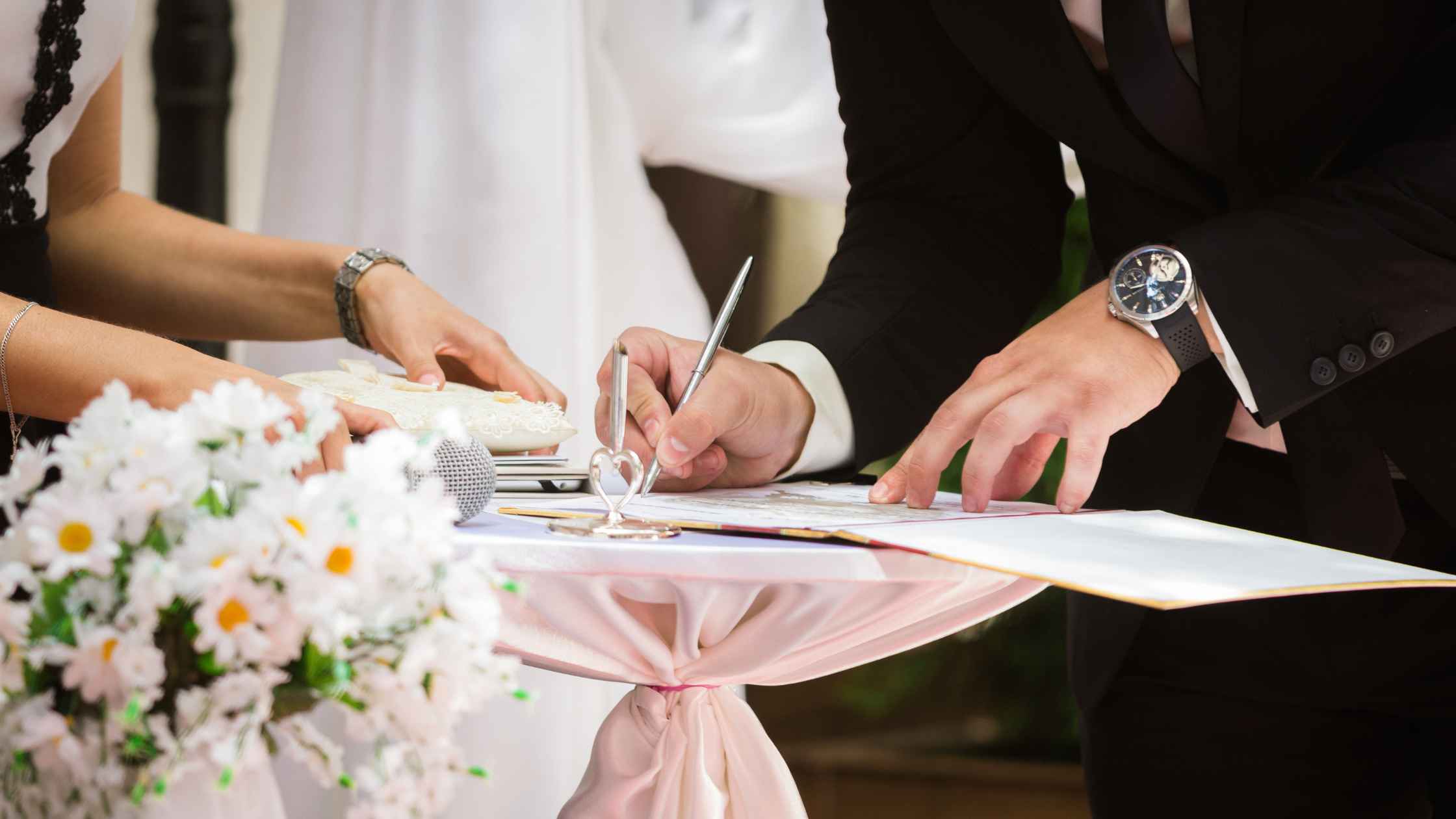 Couple qui signe un contrat de mariage