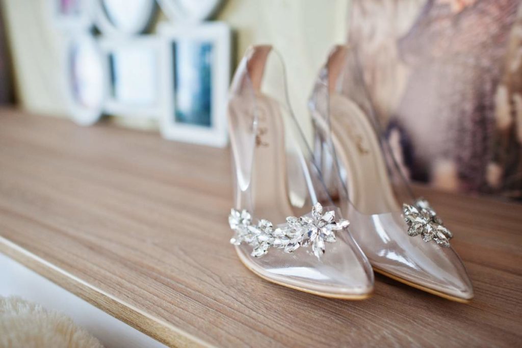 Chaussures mariées transparentes strass
