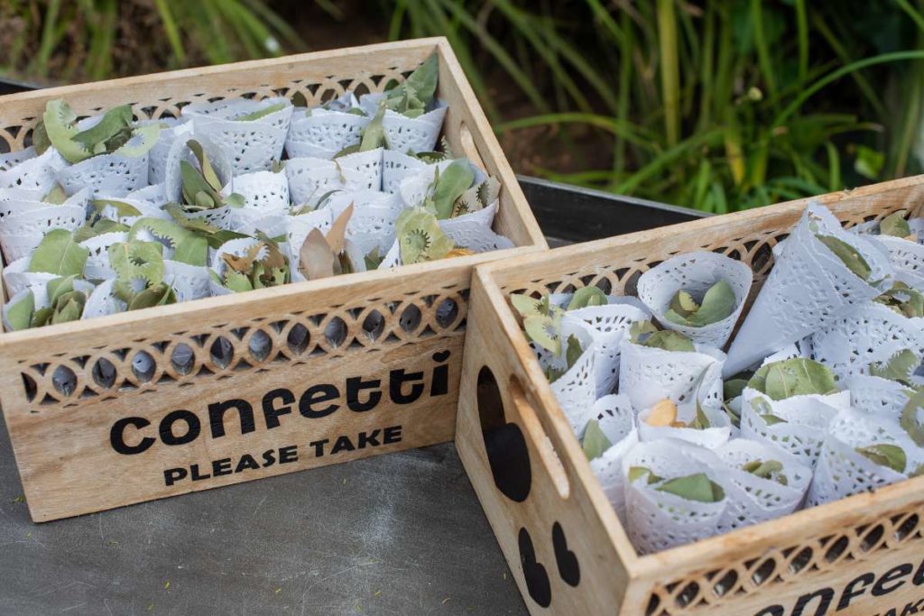 Confettis mariage feuilles perforées éco-friendly