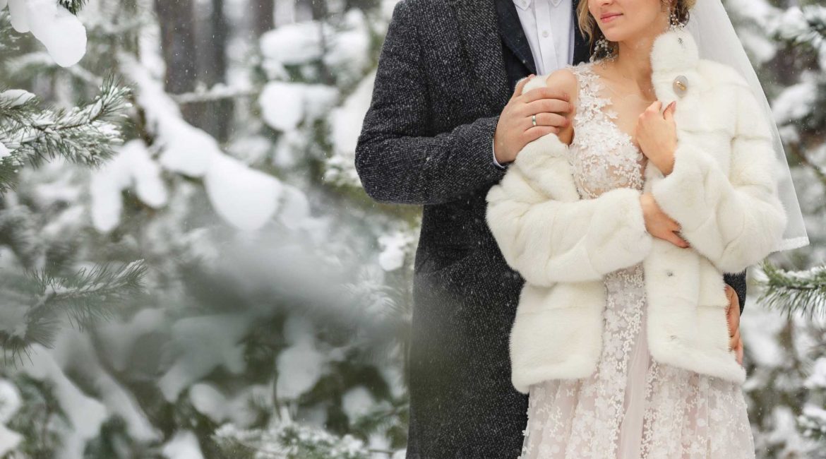 Mariés dans la neige pour un mariage en hiver